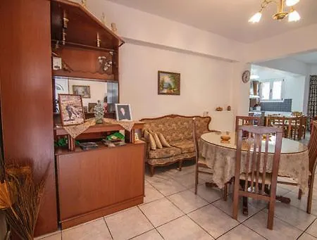 Apartment Traditional Family Idi